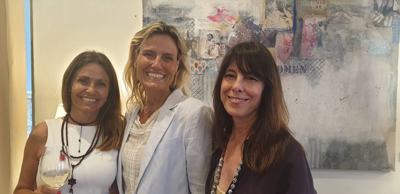 Herminia Esparza, Maria Fedriani, Asun Martínez-Guillot en la exposición de Marta Gómez-Lechón.