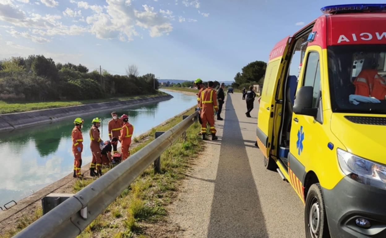 Efectivos de emergencias junto a una acequia de Valencia, en una imagen de archivo. 