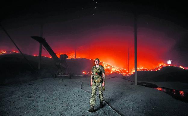 Un soldado ucraniano abandona un almacén de semillas en Donetsk bombardeado por los rusos. 