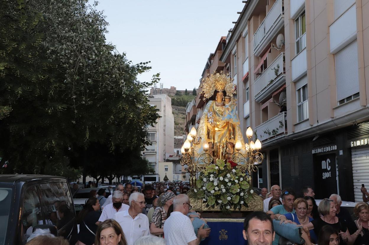 t La Virgen. La imagen peregrina este viernes en Sagunto. félix perona/avan