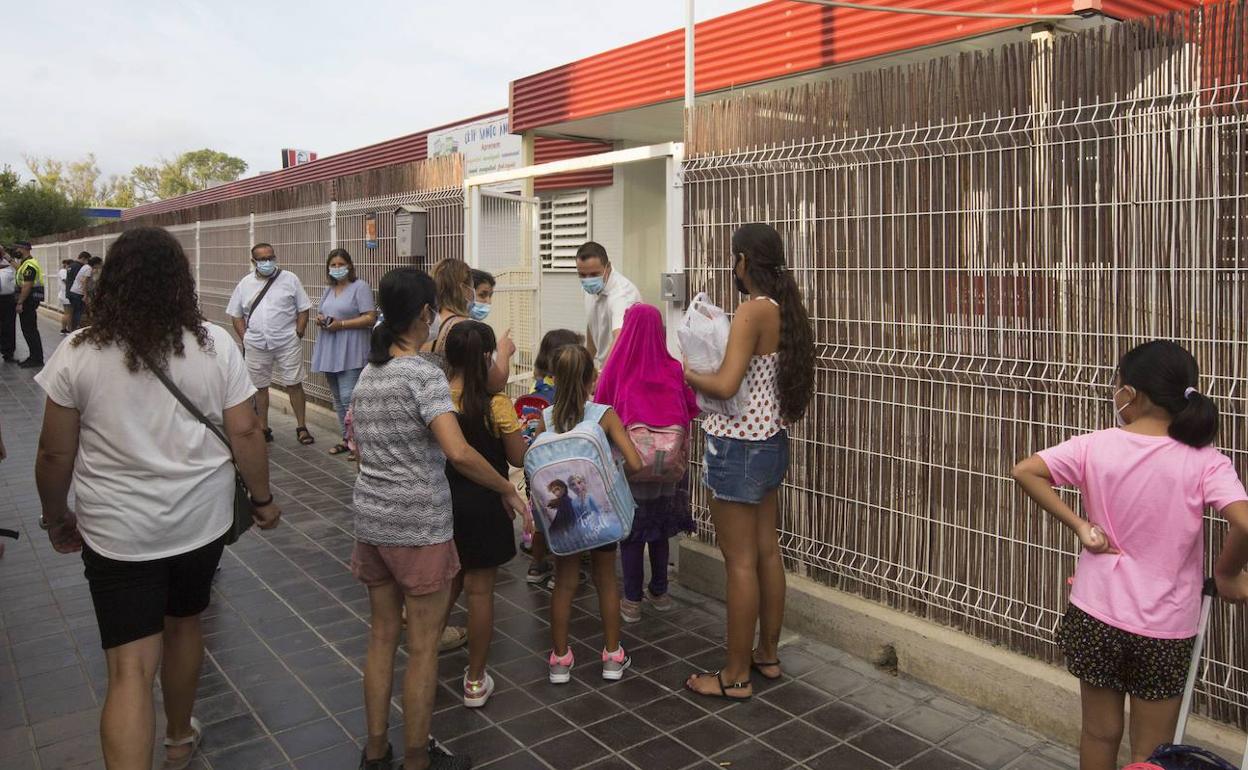 Alumnos y familias en la entrada del Ceip Santo Ángel de la Guarda, a principios de curso. 