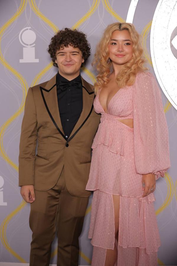 Gaten Matarazzo y Elizabeth Yu