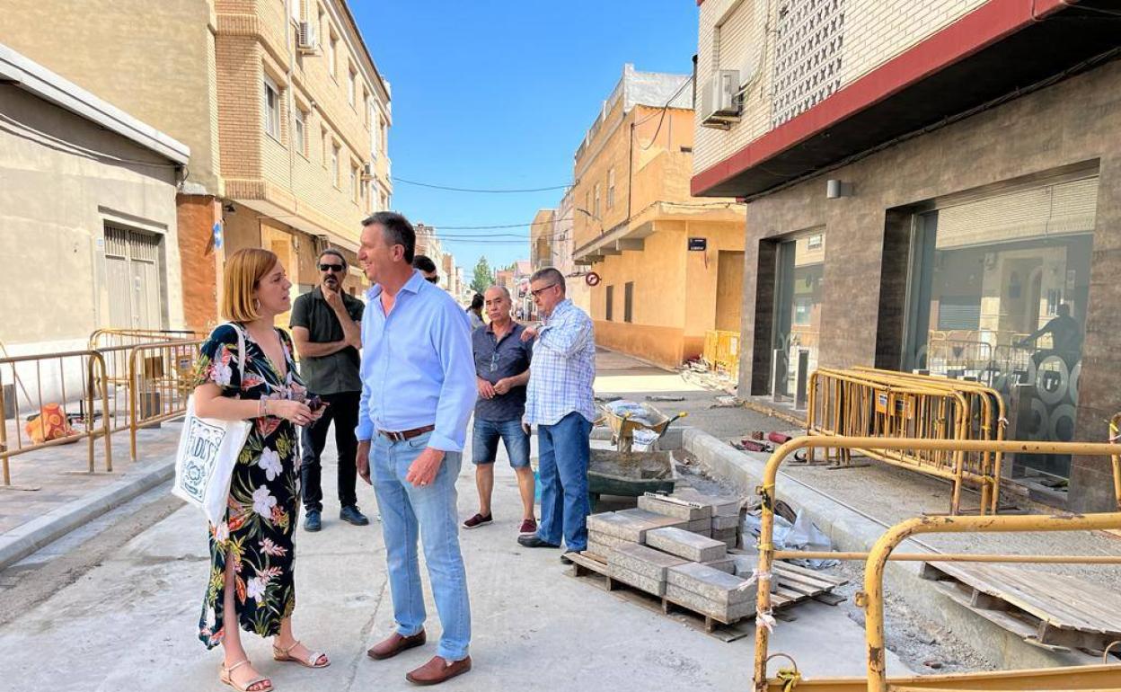 La diputada de movilidad, Dolors Gimeno, y el alcalde, Voro Masaroca, visitan las obras. 