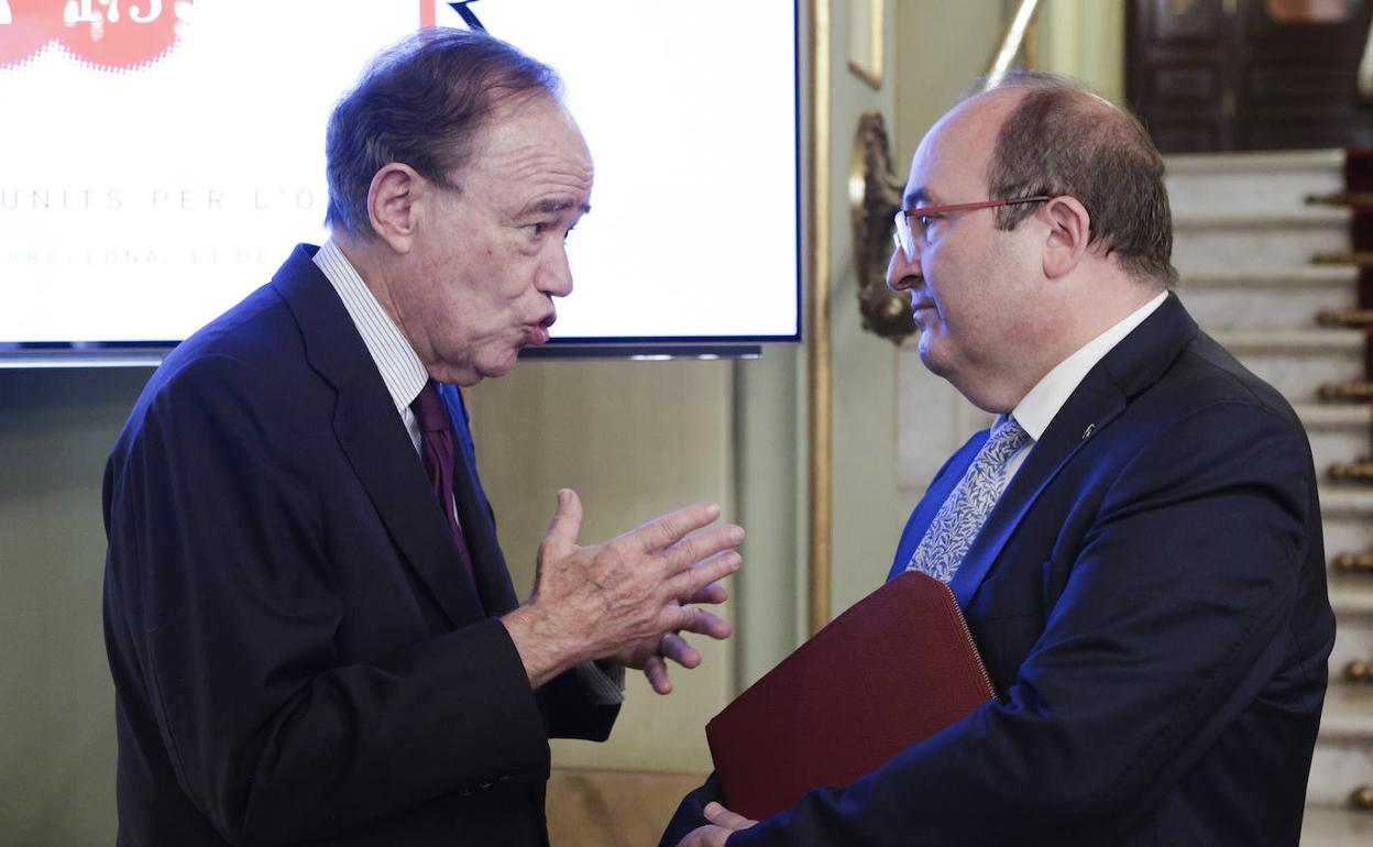 El presidente del Teatro Real, Gregorio Marañón, y el ministro de Cultura, Miquel Iceta, este lunes en el Teatro del Liceo de Barcelona.