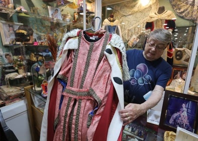 Imagen secundaria 1 - Enrique Marzal con trajes como el de un Rey Mago o el de Sansón. 