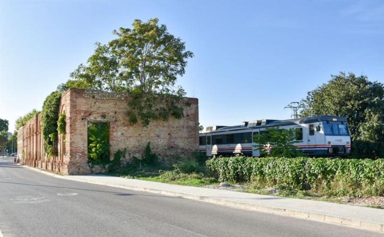 El tren Xàtiva-Alcoi a su paso por la antigua estación de tren de la capital de la Costera. 