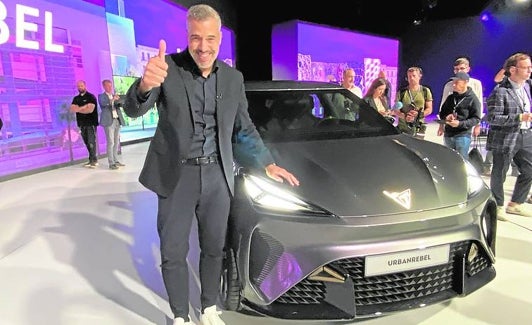 Jorge Díez, junto al modelo presentado por Cupra.