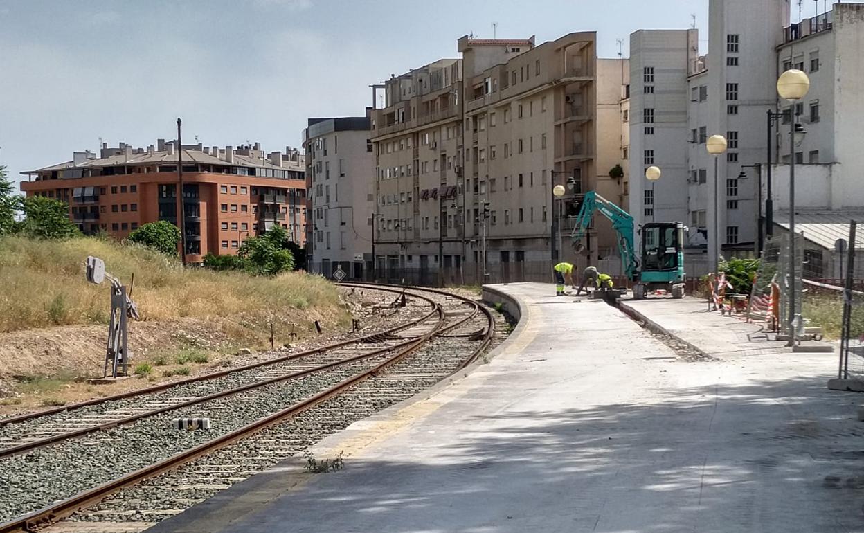 Trabajos de mantenimiento en la estación de trenes de Alcoi. 