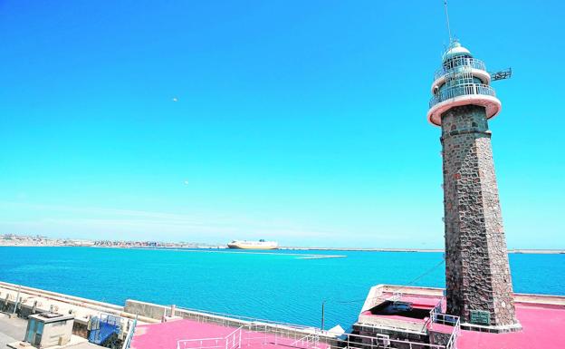 Imagen principal - 1.- Paisaje. La infraestructura, en 2019 con el Marítimo al fondo. | 2.- Descanso. La escollera y, al fondo, el faro provisional móvil y la grúa del dique Norte. | 3.- Imagen final. El faro, asentado ya sobre su torre de mampostería, en 1930.