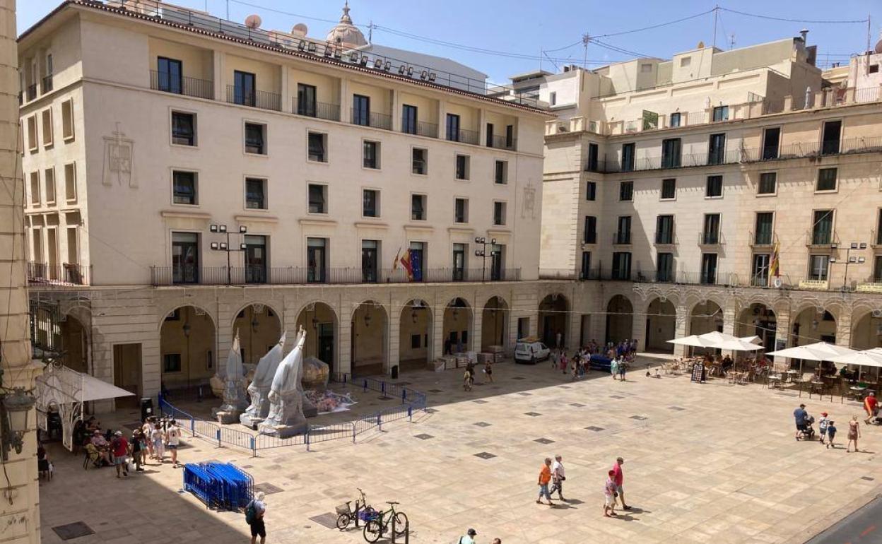 Primeras piezas de la Hoguera Oficial, este martes en la Plaza del Ayuntamiento de Alicante. 