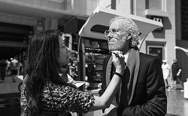 Imagen principal - Arriba, la maquilladora valenciana Ana Lozano caracteriza a Manu Badenes como Berlanga. Abajo a la izquierda, la participación del autor de 'Plácido en Hollywood' a través de una videollamada. Abajo a la dereche, el falso Berlanga inaugura la ficticia o simbólica estrella de la fama. 