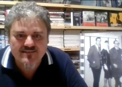 Imagen secundaria 1 - Arriba, la maquilladora valenciana Ana Lozano caracteriza a Manu Badenes como Berlanga. Abajo a la izquierda, la participación del autor de 'Plácido en Hollywood' a través de una videollamada. Abajo a la dereche, el falso Berlanga inaugura la ficticia o simbólica estrella de la fama. 