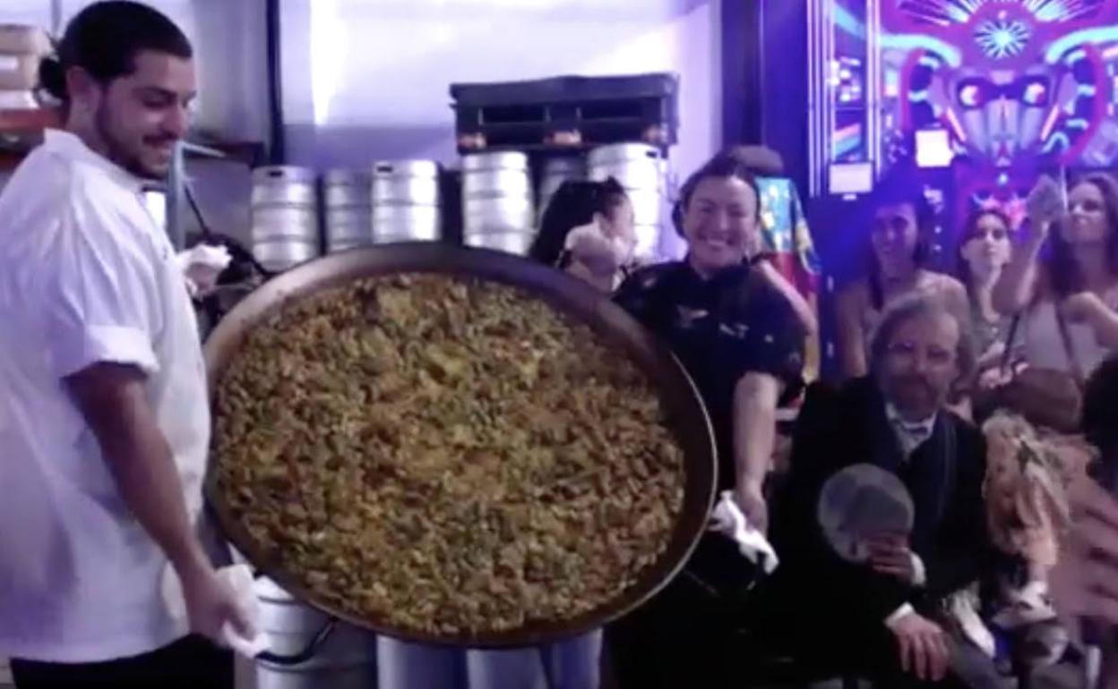 La paella cocinada por Natalie Curie y Manu Badenes, a la derecha y sentado, caracterizado como Berlanga. 