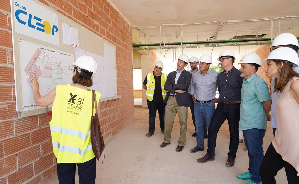 Las autoridades conocen el proyecto de obra de uno de los centros educativos de Ontinyent. 