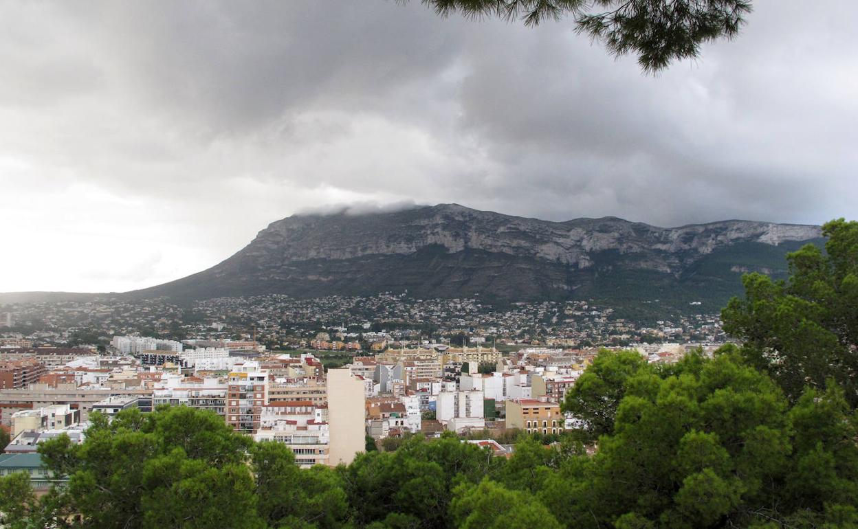 Vista panorámica del casco urbano de Dénia y del Montgó desde el castillo. 