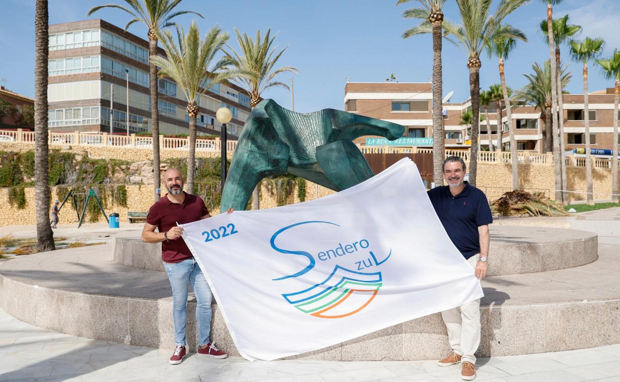 Arques y Morant con la bandera del sendero del Faro de l'Albir