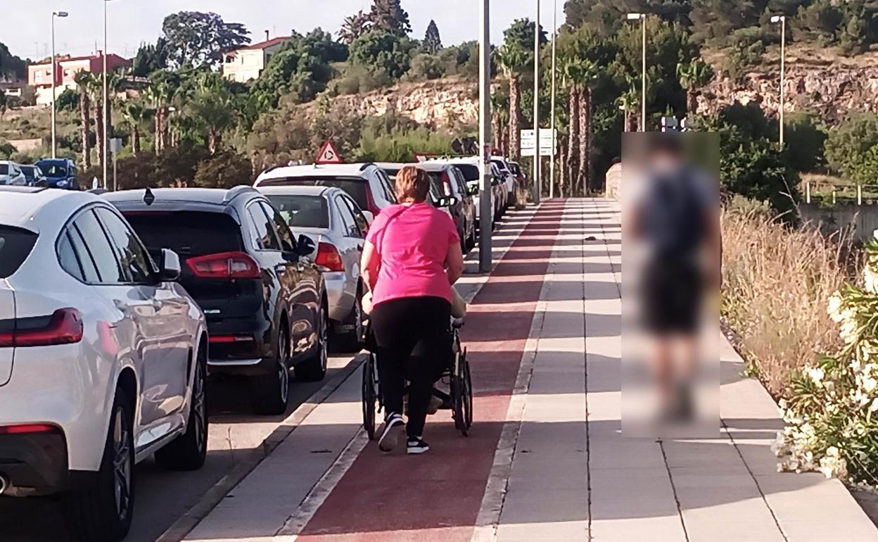 Usuarios andando para llegar al centro sanitario.