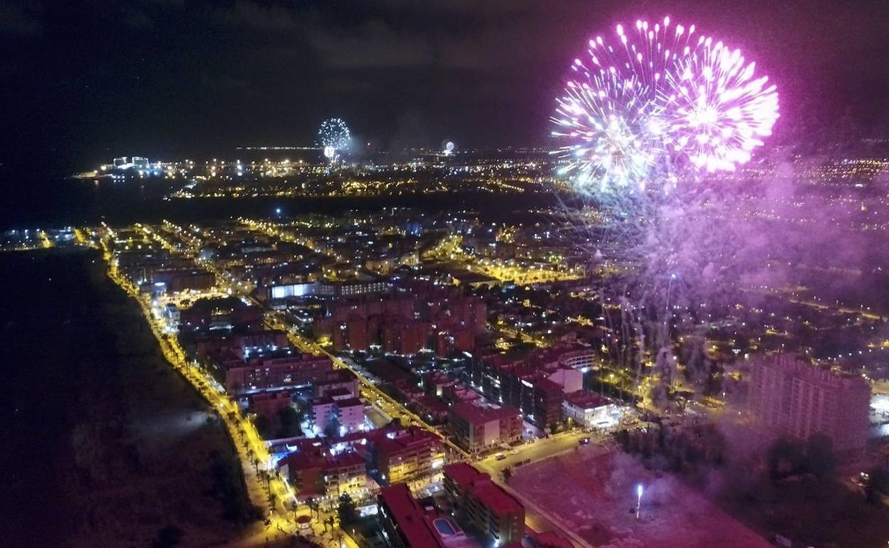 Un castillo de fuegos artificiales. 