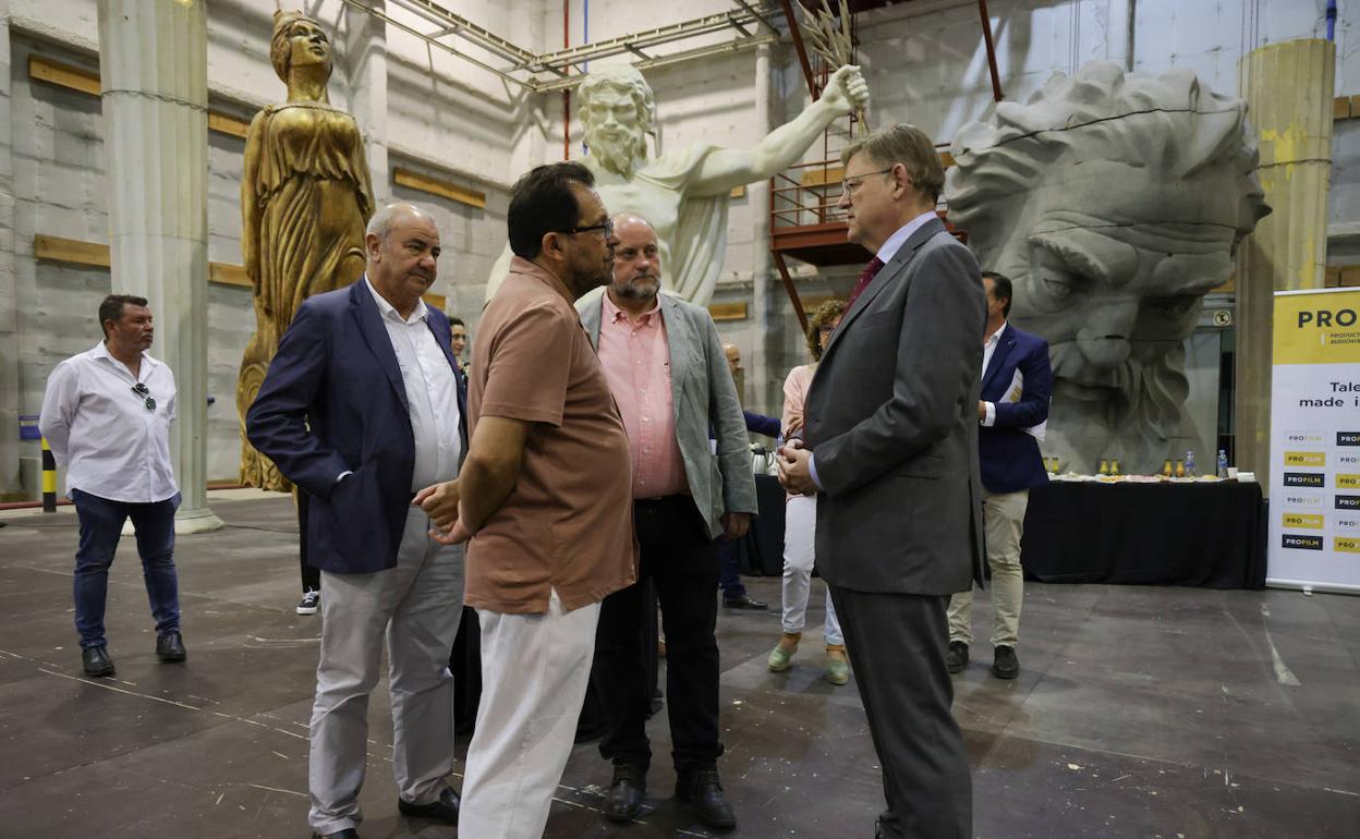 Visita de Puig a los estudios de Ciudad de la Luz, este miércoles. 