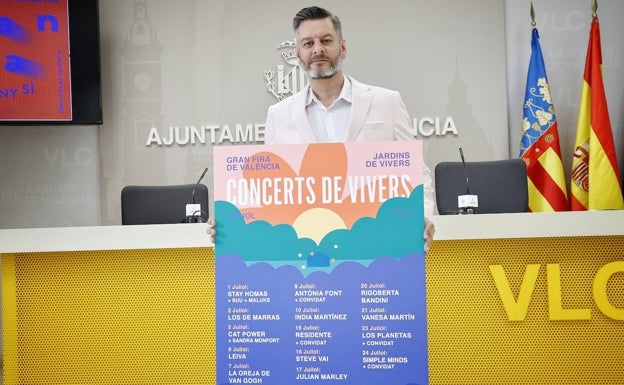 El edil de Cultura Festiva, Carlos Galliana, con el cartel de los conciertos de Viveros. 