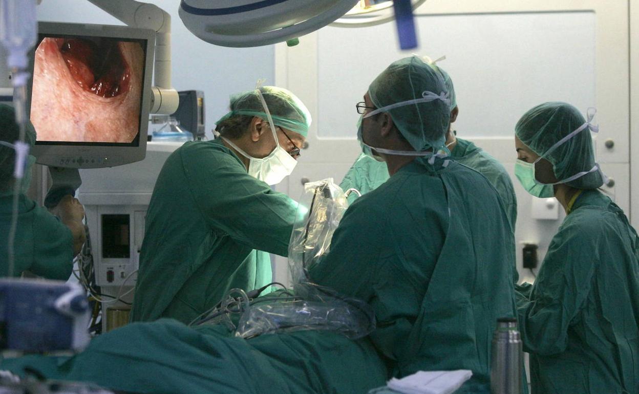 Personal sanitario en el quirófano de un hospital valenciano.