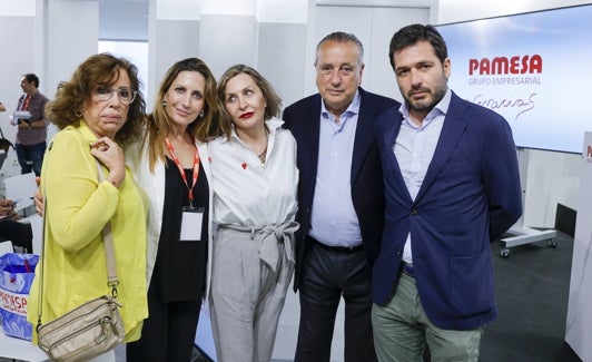 El presidente de Pamesa, Fernando Roig (c), junto a su esposa, Elena Negueroles (c), sus hijos Fernando y Elena así como su hermana, Trinidad Roig Alfonso, tras presentar los resultados económicos. 