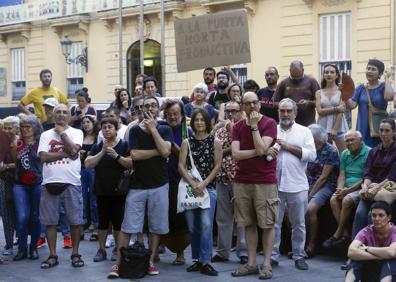 Imagen secundaria 1 - Los vecinos afectados por la ZAL protestan este jueves frente al Palau de la Generalitar.