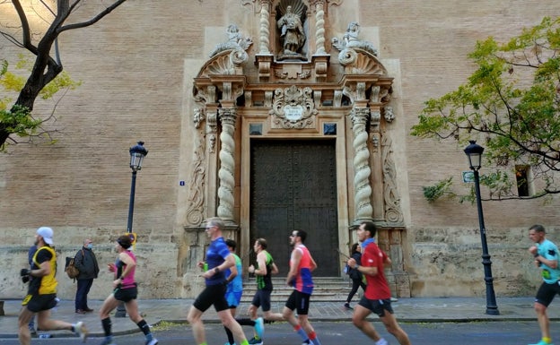 Participantes del Maratón de Valencia corriendo por las calles de la ciudad. 