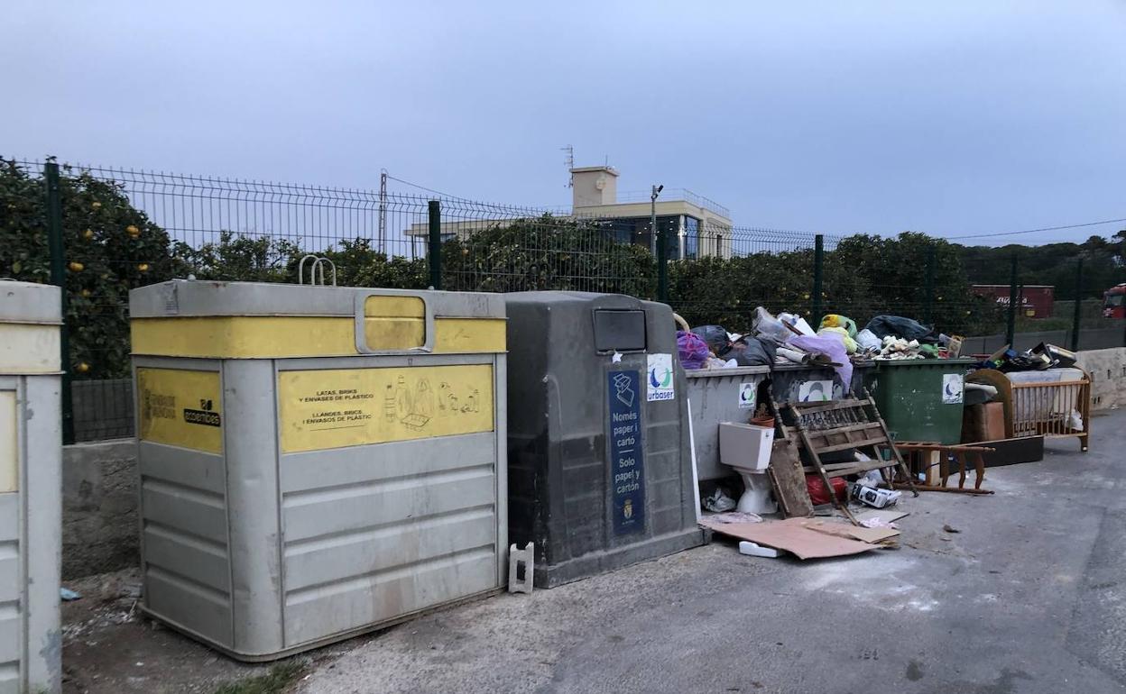 Los viejos contenedores de basura de Dénia que se han de renovar. 