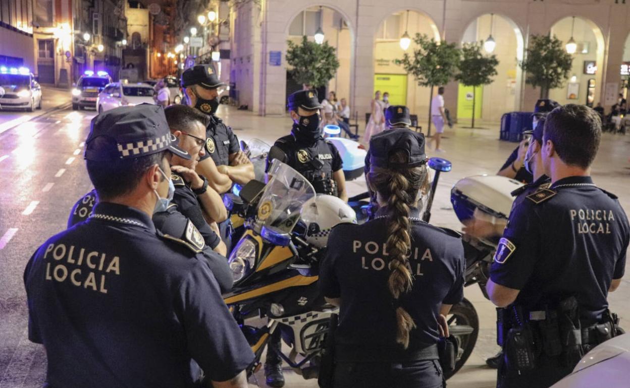 Policías locales frente al Ayuntamiento de Alicante. 