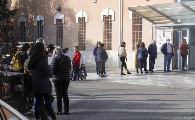 La falta de médicos amenaza con cerrar camas de hospitales y reducir la atención en el interior