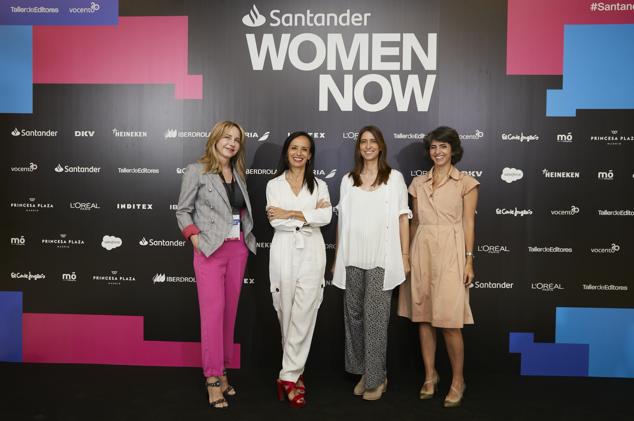 Silvia Agulló, Directora de Negocio Responsable y Reputación del Grupo DKV Seguros; Beatriz Corredor, Presidenta de Redeia; Teresa Parejo, Directora de Sostenibilidad de Iberia, y Ana Bujaldón, presidenta de FEDEPE posan antes de su ponecia.