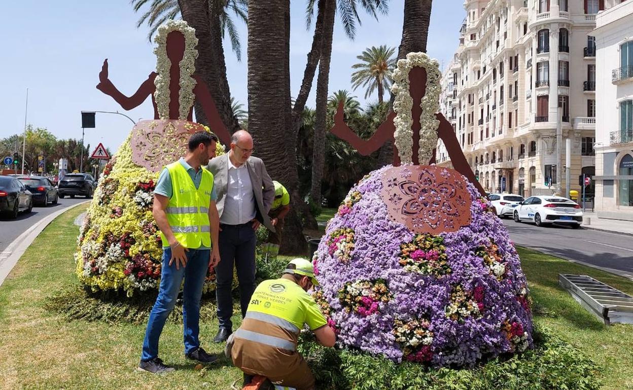 Esculturas florales en la plaza del Mar de Alicante. 