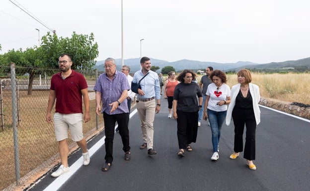 Imagen principal - El alcalde de Gandia y otros ediles en una visita a Marxuquera y los parques donde se ha actuado. 