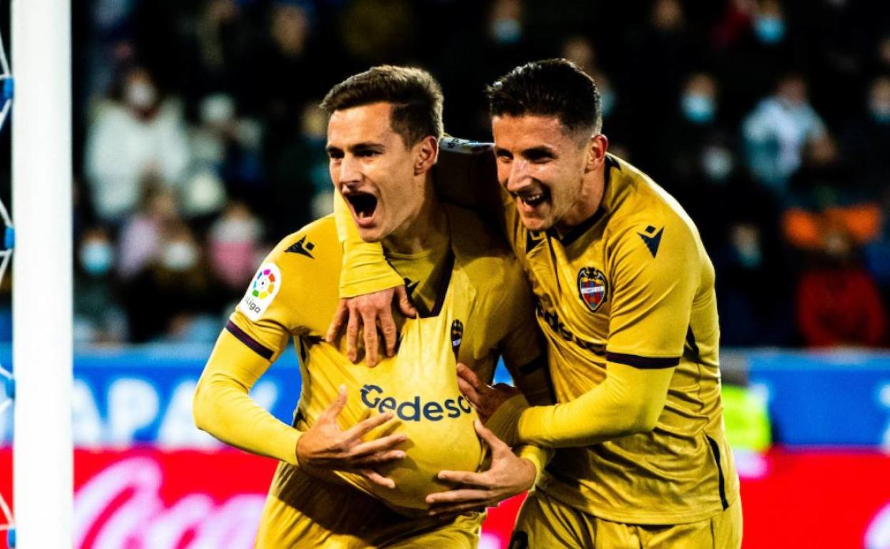 Jorge de Frutos celebra un gol junto a Enis Bardhi.