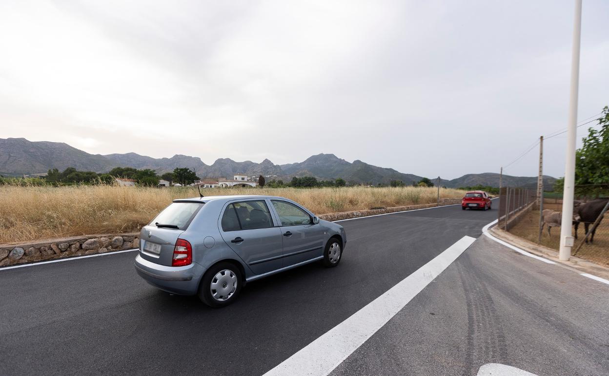 Vehículos circulando por el Camí Carril de Gandia tras la reforma. 