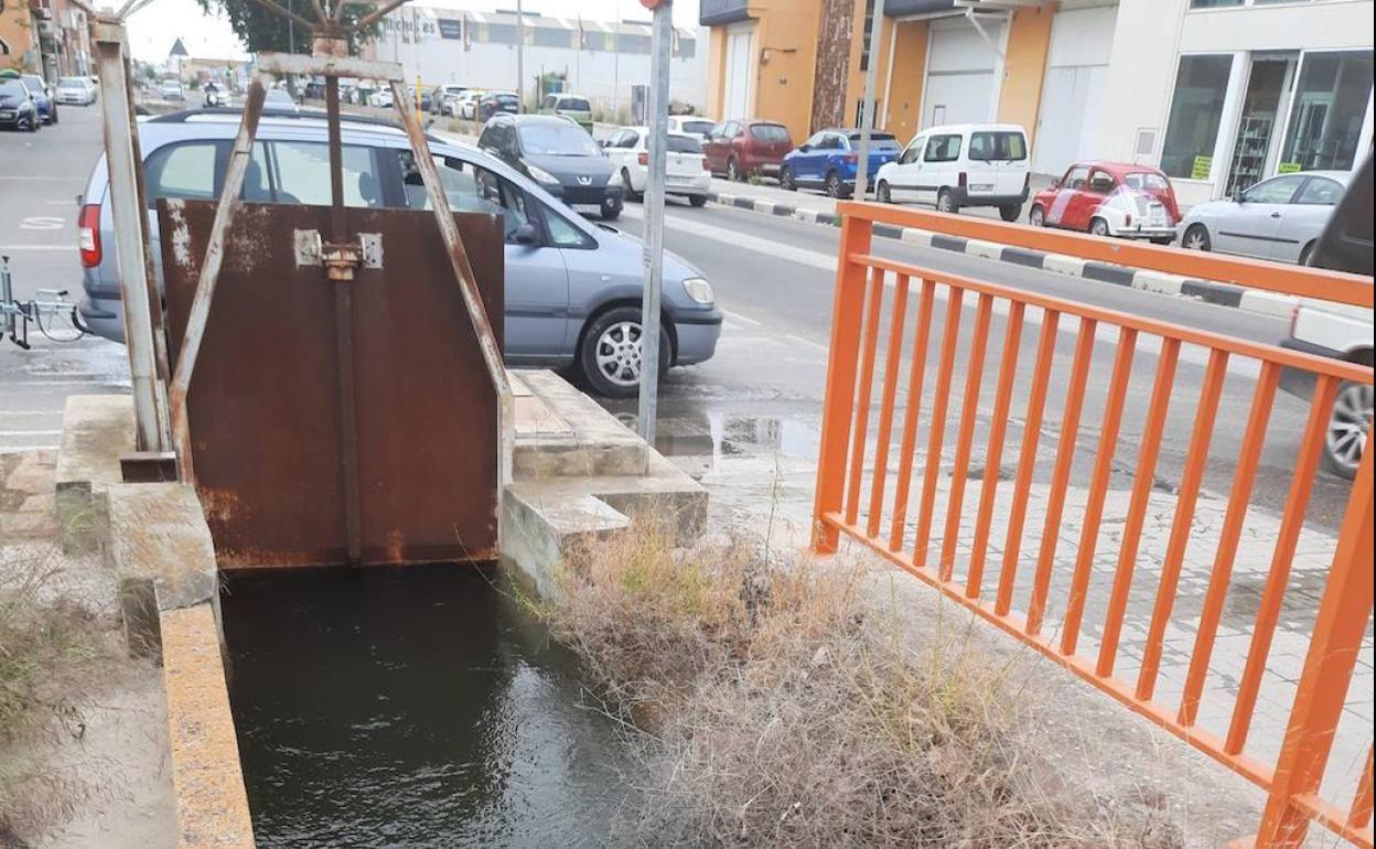 La acequia que discurre junto a las fincas de Meliana afectadas por las filtraciones. 