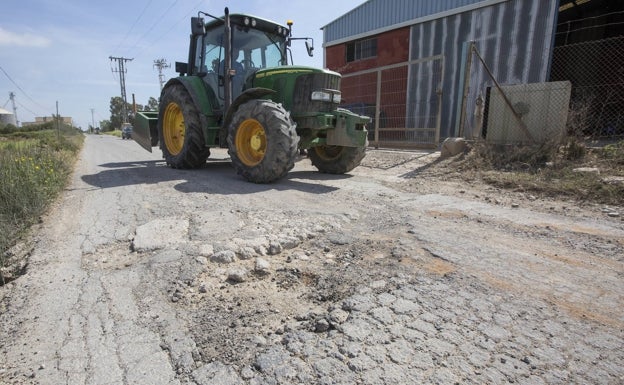 Imagen principal - Algunos de los tramos con baches y socavones. 