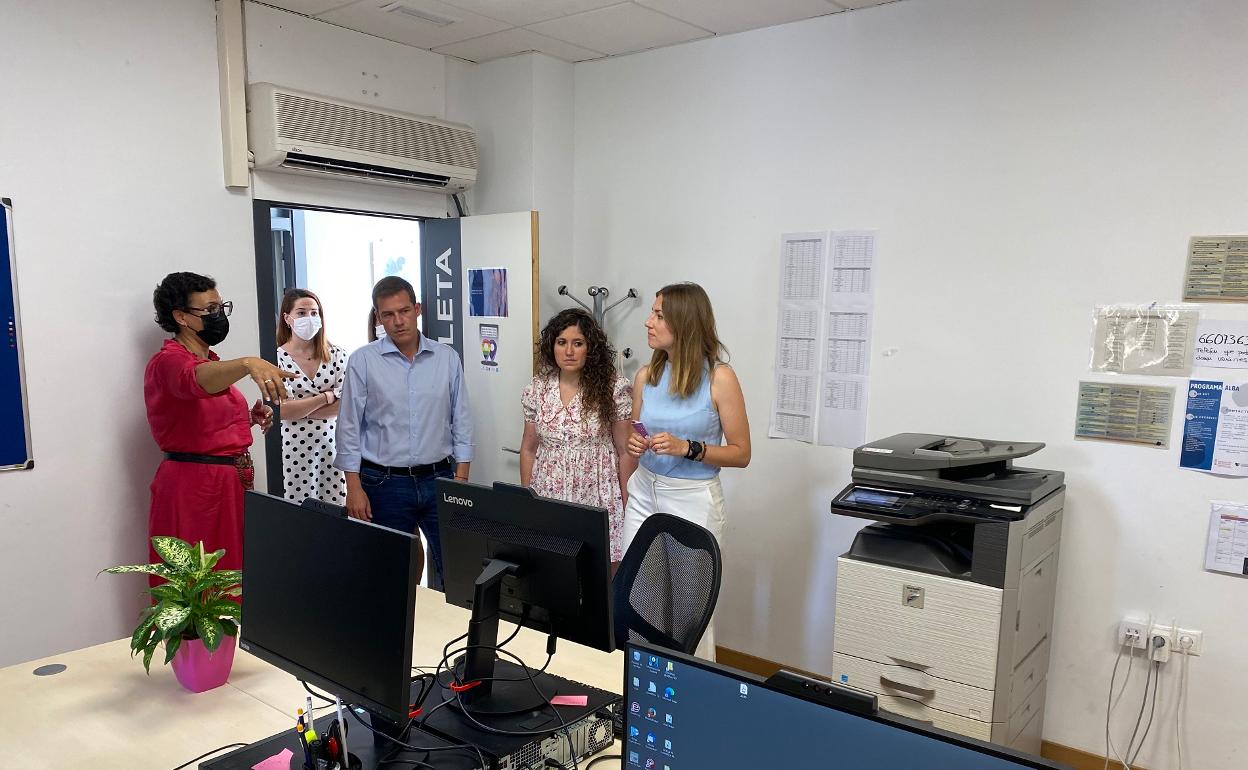 La directora general del Instituto Valenciano de la Mujer ha visitado el Centro ubicado en la Casa de les Dones. 