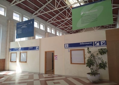 Imagen secundaria 1 - (Arriba) La adjudicataria utiliza el espacio para almacenar sus vehículos. (Abajo) Los locales del interior no prestan ningún tipo de servicio comercial o de restauración. 