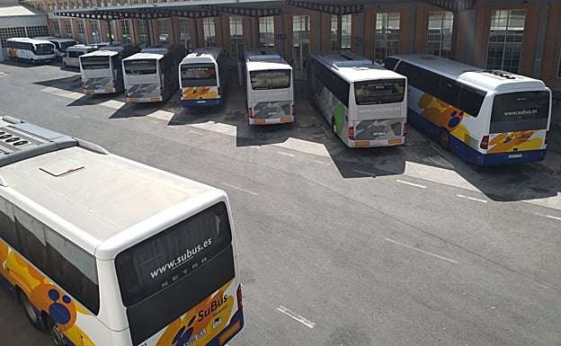 Imagen principal - (Arriba) La adjudicataria utiliza el espacio para almacenar sus vehículos. (Abajo) Los locales del interior no prestan ningún tipo de servicio comercial o de restauración. 