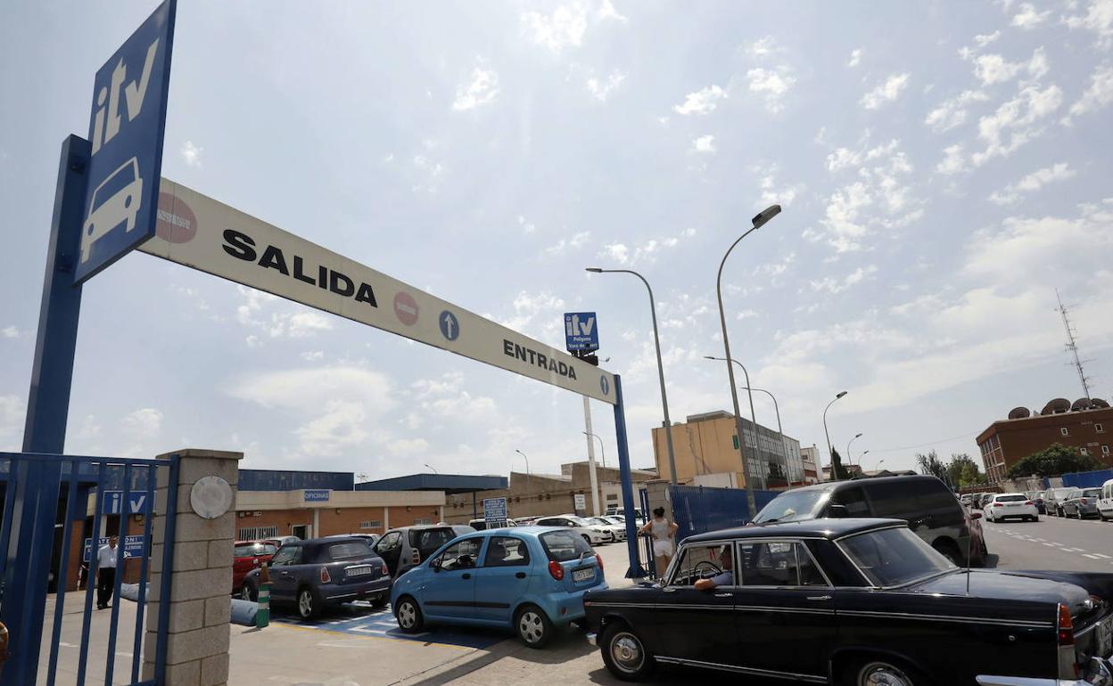 Coches en la entrada de una estación de la ITV en Valencia. 