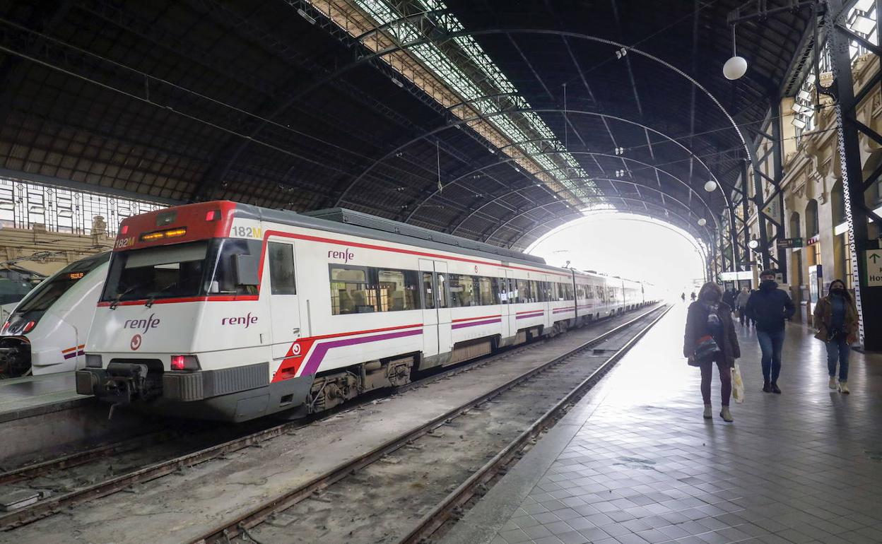 Un tren de Cercanías en la estación del Norte. 