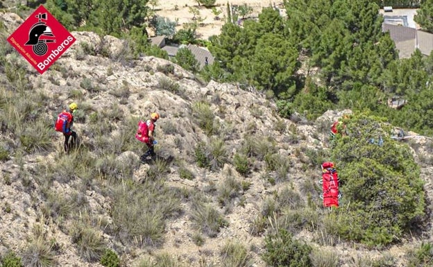 Rescate del fallecido este sábado en la sierra de Camara, en Elda. 