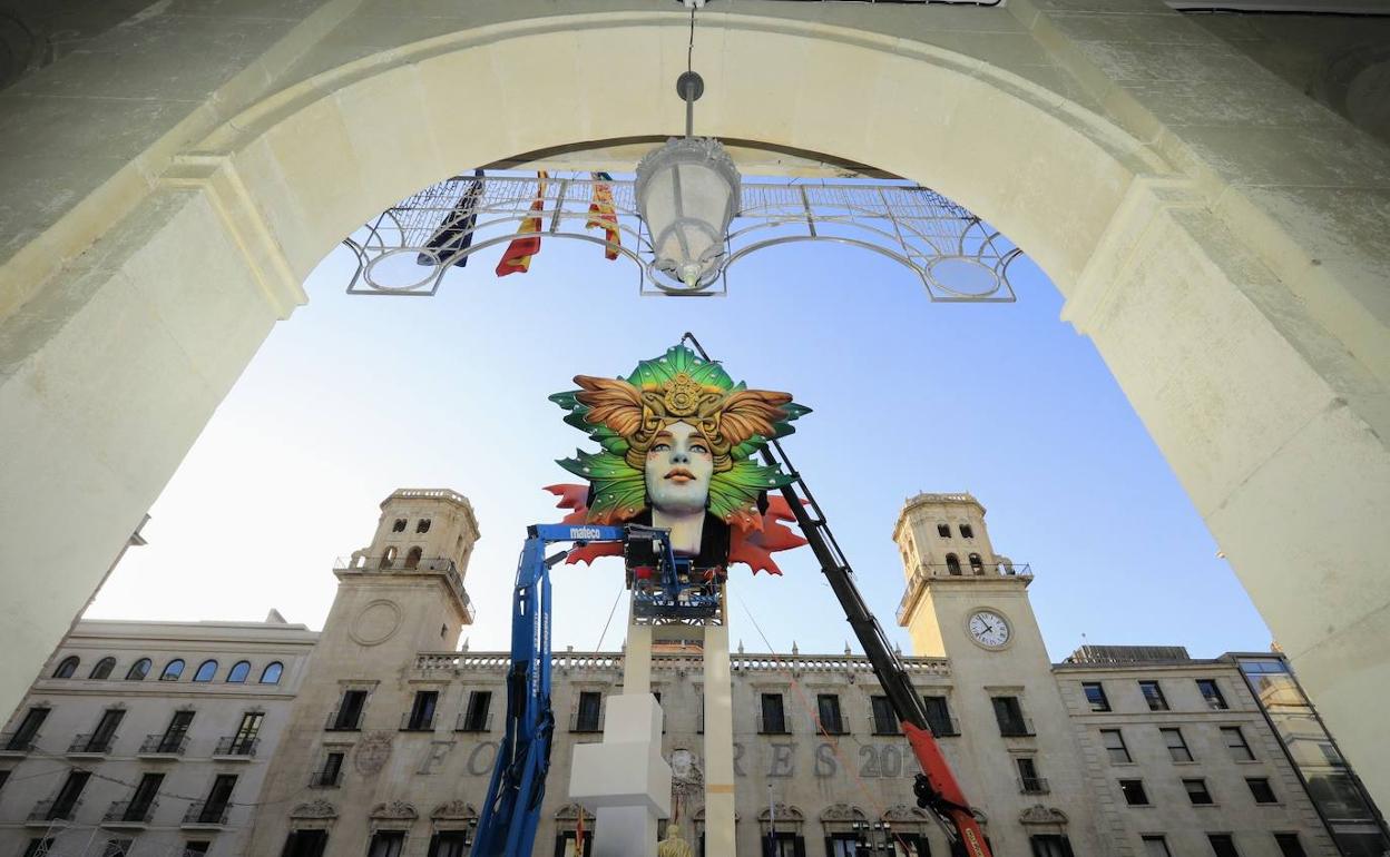 'Ars Armandi' va tomando forma frente al Ayuntamiento de Alicante. 