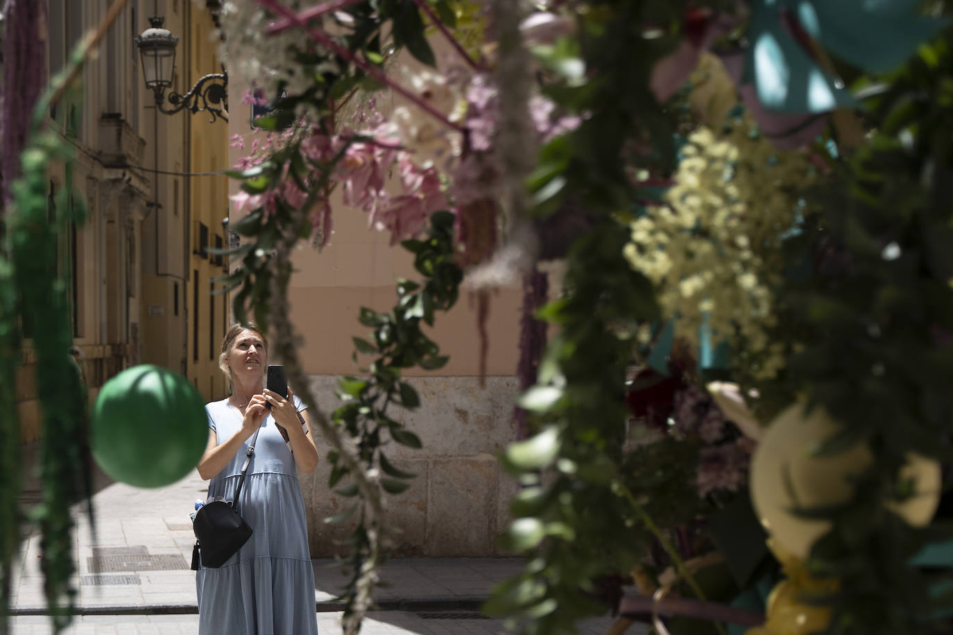 Fotos: El casco antiguo de Valencia se cubre de flores