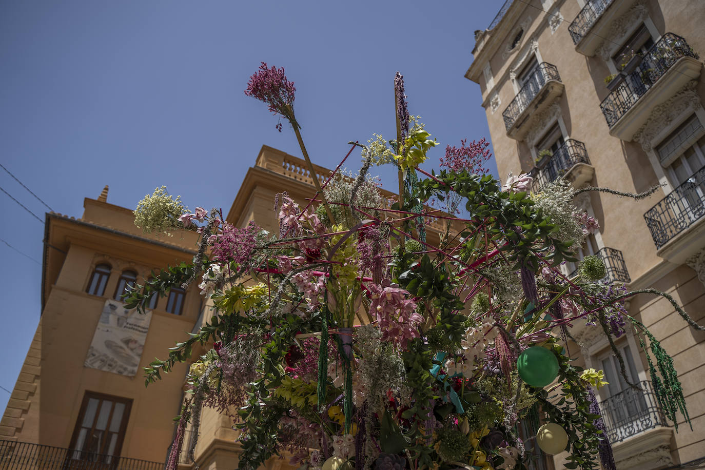 Fotos: El casco antiguo de Valencia se cubre de flores