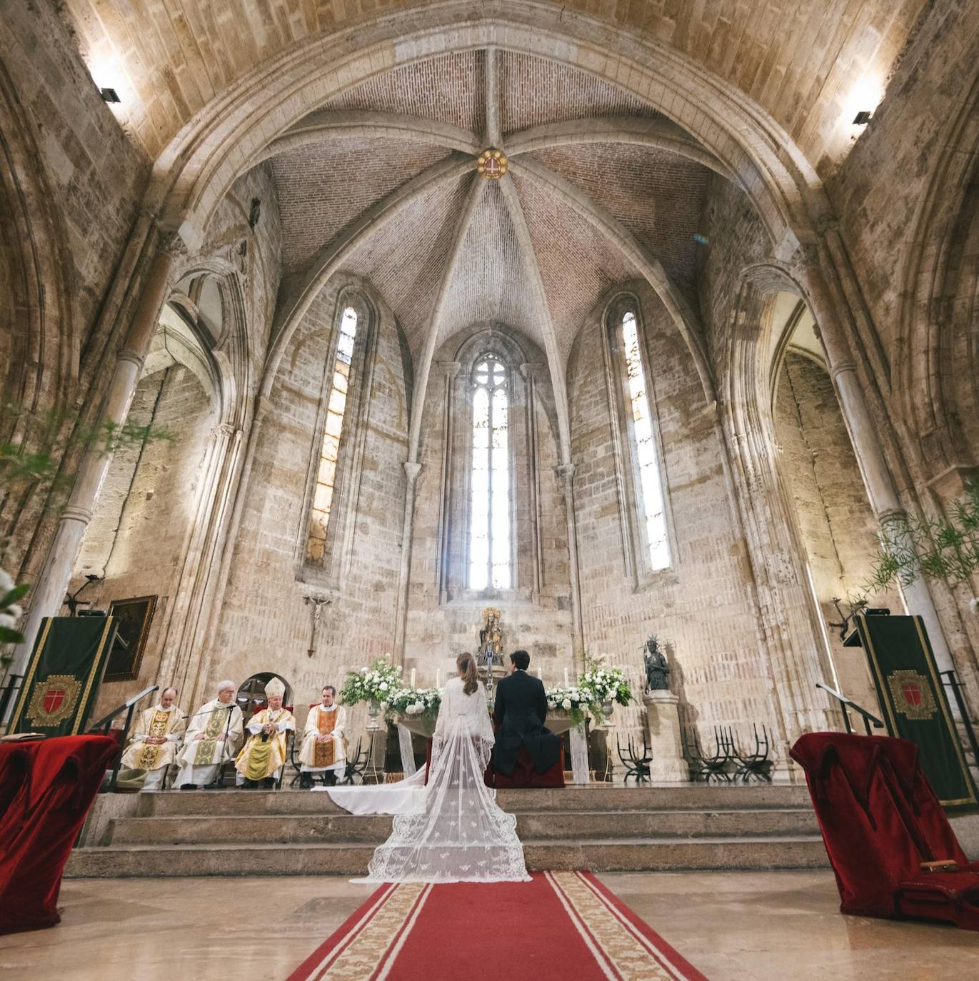 Los novios, en el altar de la iglesia de San Juan del Hospital.