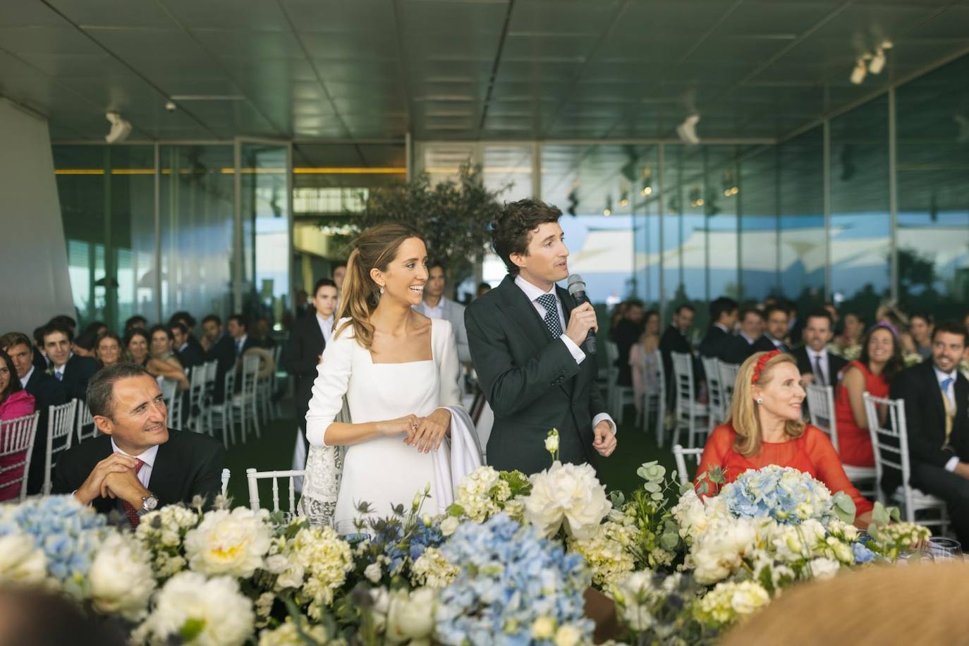 El novio, Fran Camps, habla a los invitados desde la mesa presidencial.