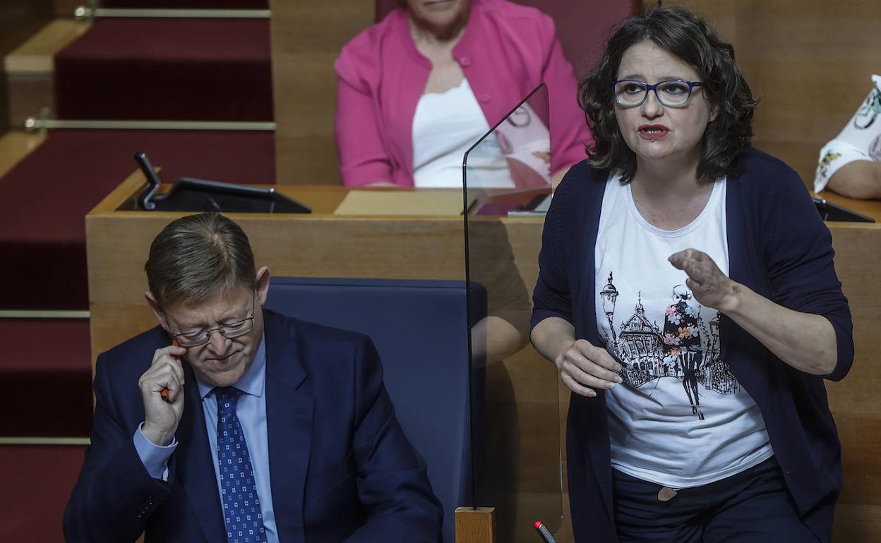 El presidente de la Generalitat, Ximo Puig, junto a la vicepresidenta, Mónica Oltra, en Les Corts